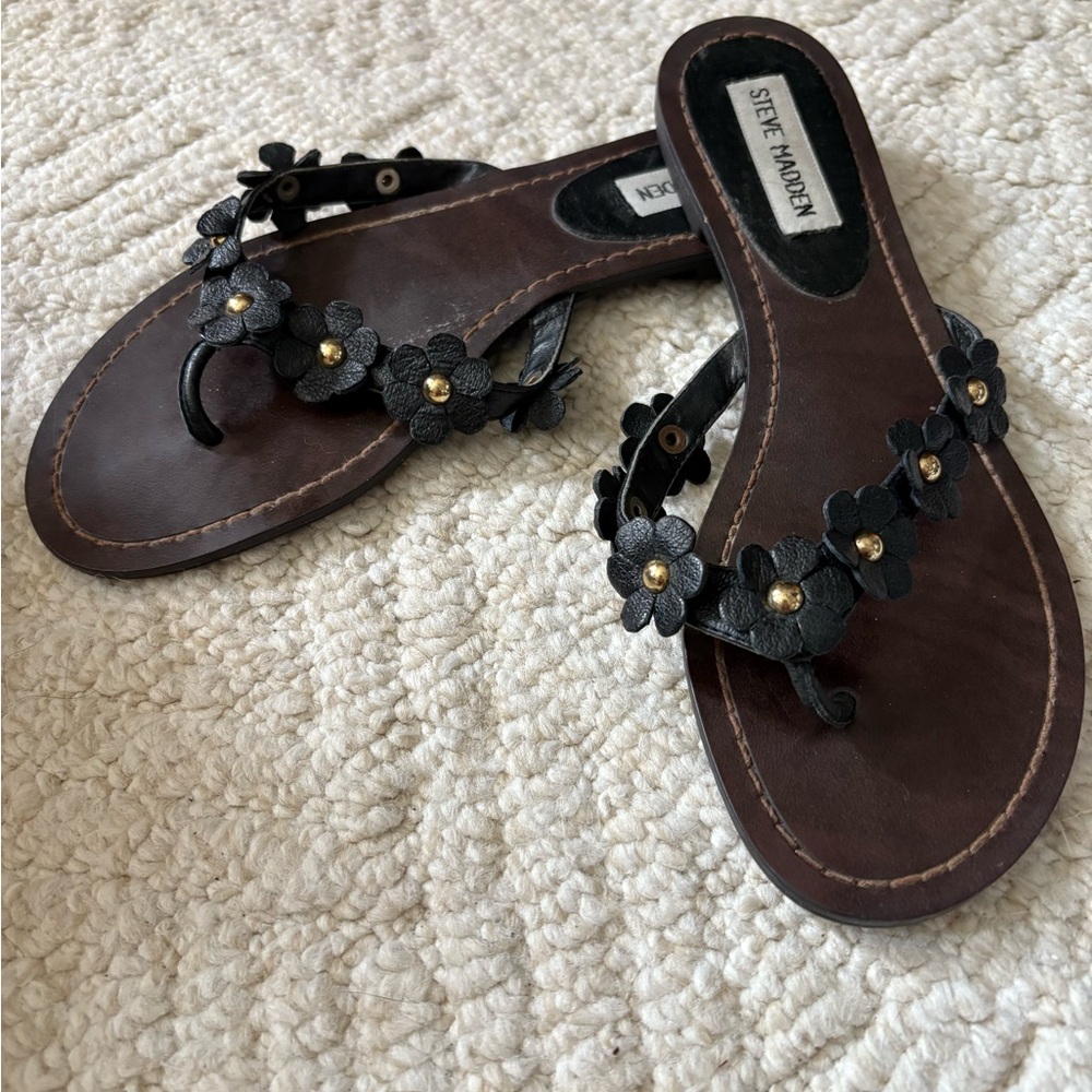 New Steve Madden black flowered sandal. Size 6.5.